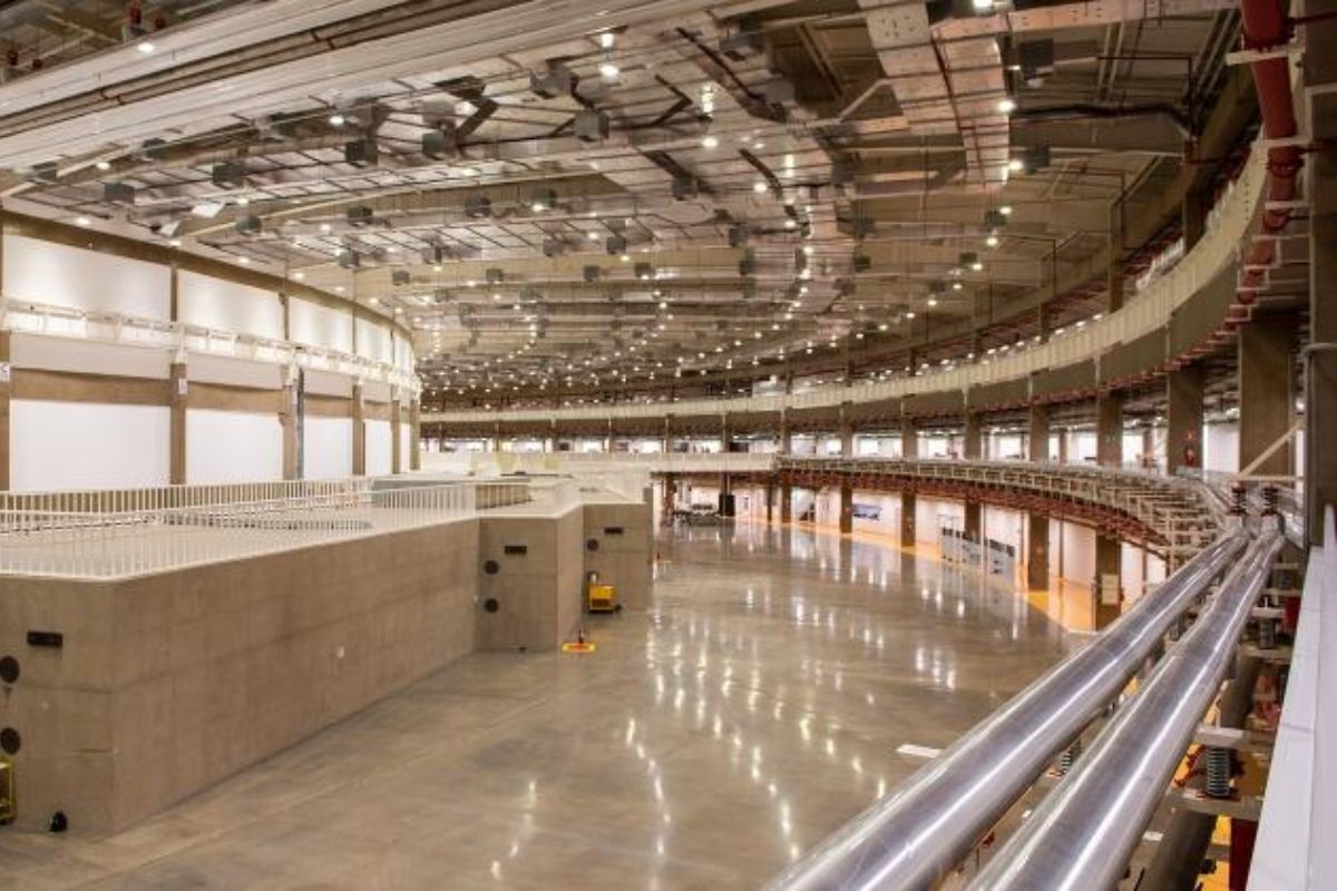 Interior do túnel do acelerador de partículas Sirius em Campinas, Brasil, mostrando a complexa engenharia da maior e mais brilhante fonte de luz síncrotron do mundo.