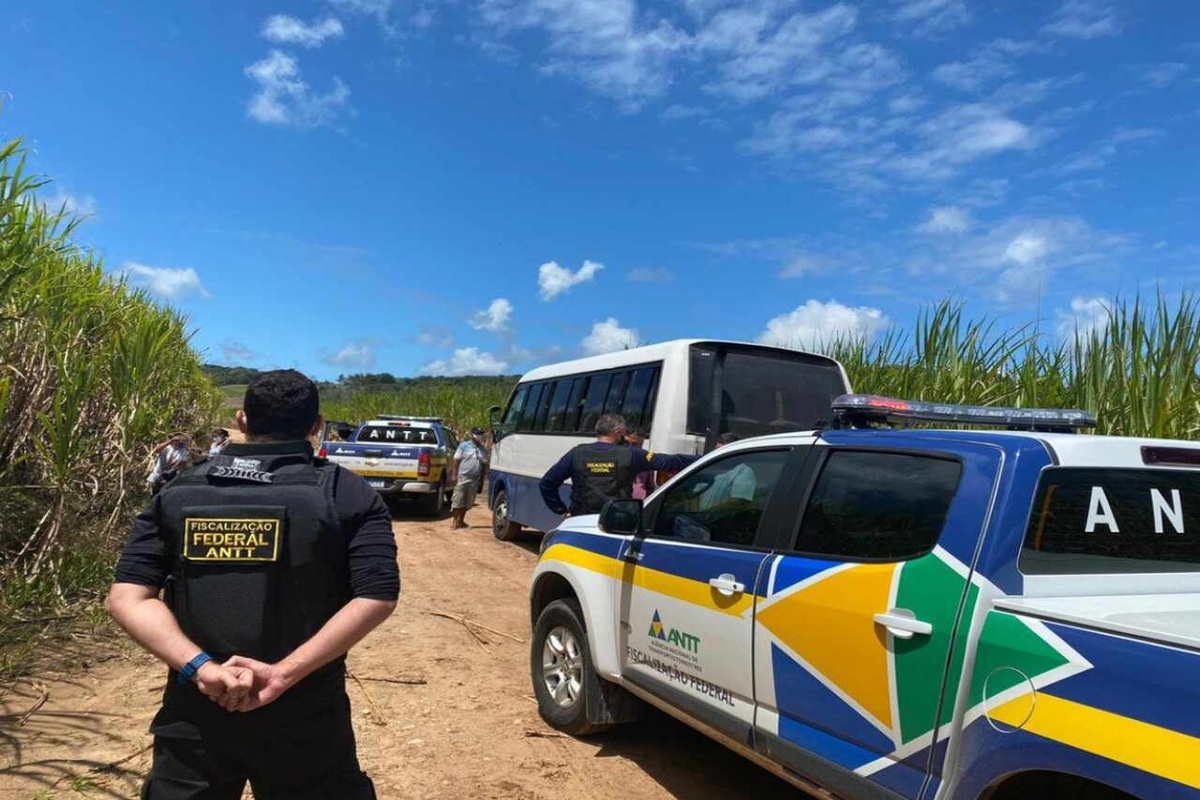 Fiscalização da ANTT em estrada rural com viaturas e agentes federais inspecionando transporte irregular