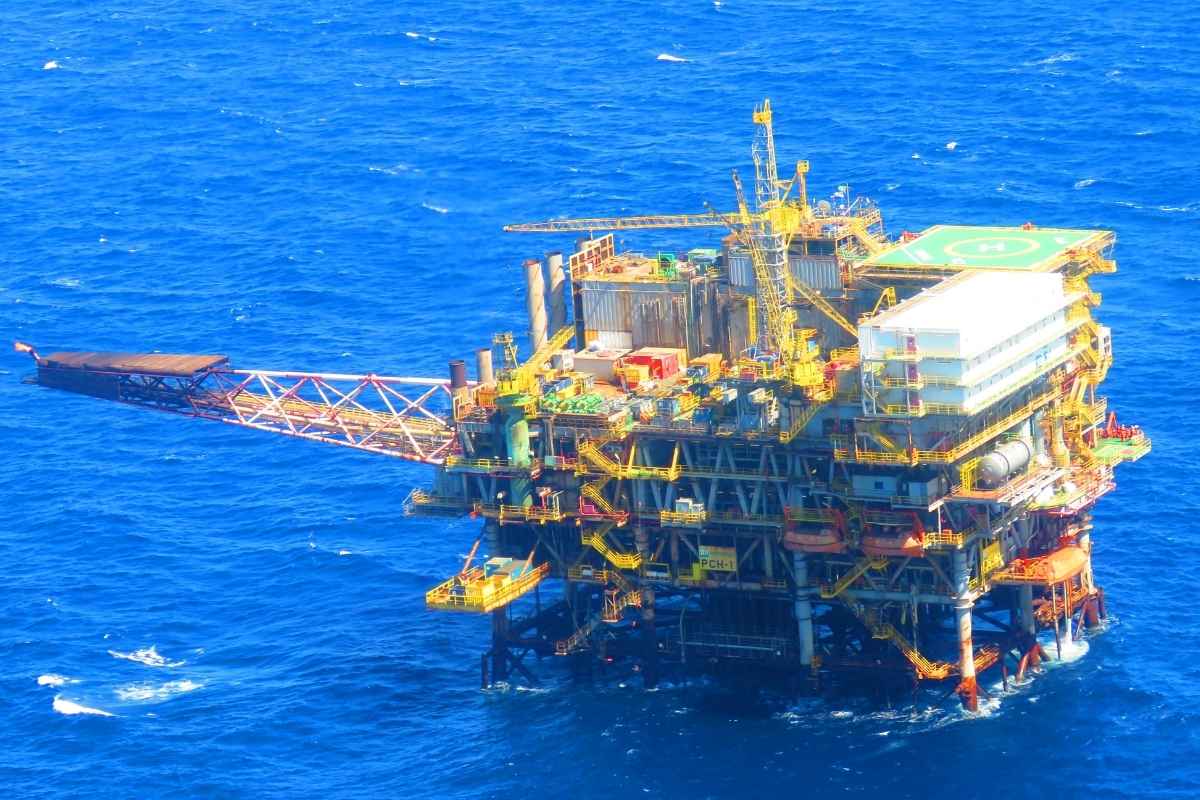 A Gigante de Concreto da Bacia de Campos: A História da Maior Plataforma Fixa de Petróleo do Brasil