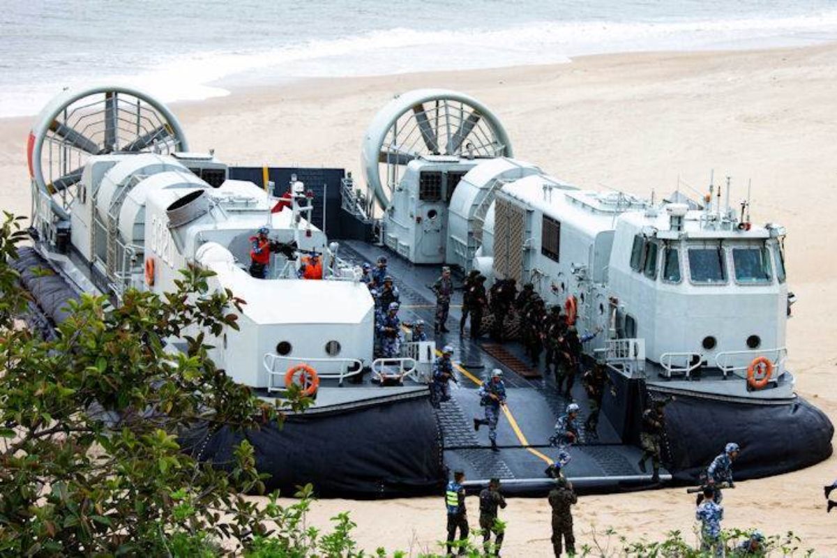 Navios de assalto anfíbio e porta-helicópteros gigantes: China amplia frota militar com foco estratégico no Indo-Pacífico