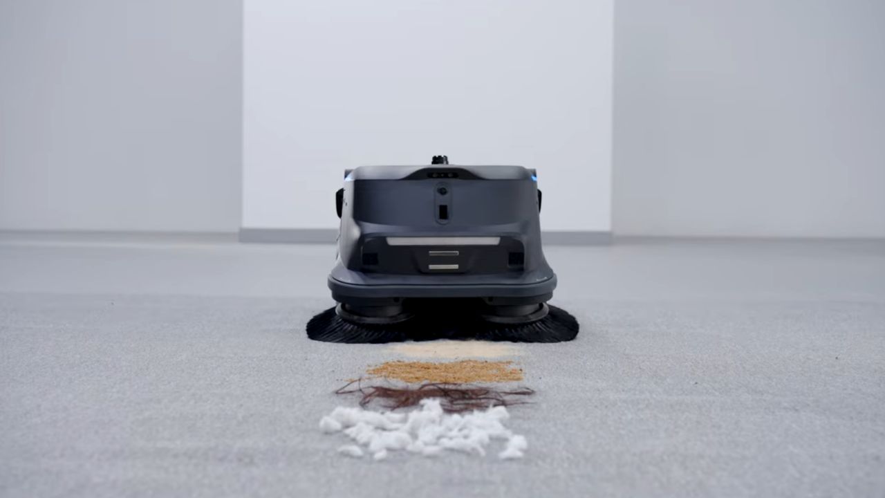 China apresenta robô aspirador que limpa até paredes, suga esferas de aço e funciona por 10 dias sem parar