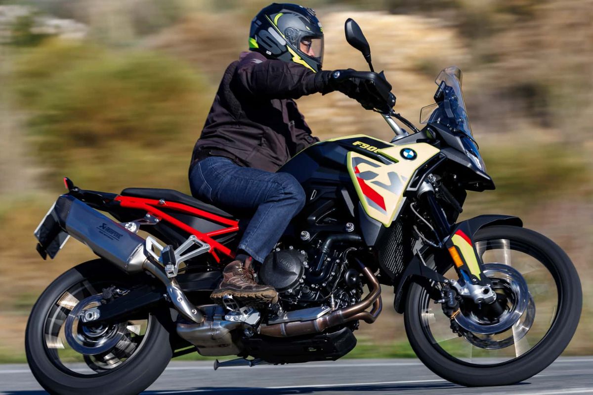 Com 105 cv e suspensão eletrônica, a nova BMW F 900 GS 2025 é um computador sobre rodas feito para devorar o asfalto e a terra no Brasil