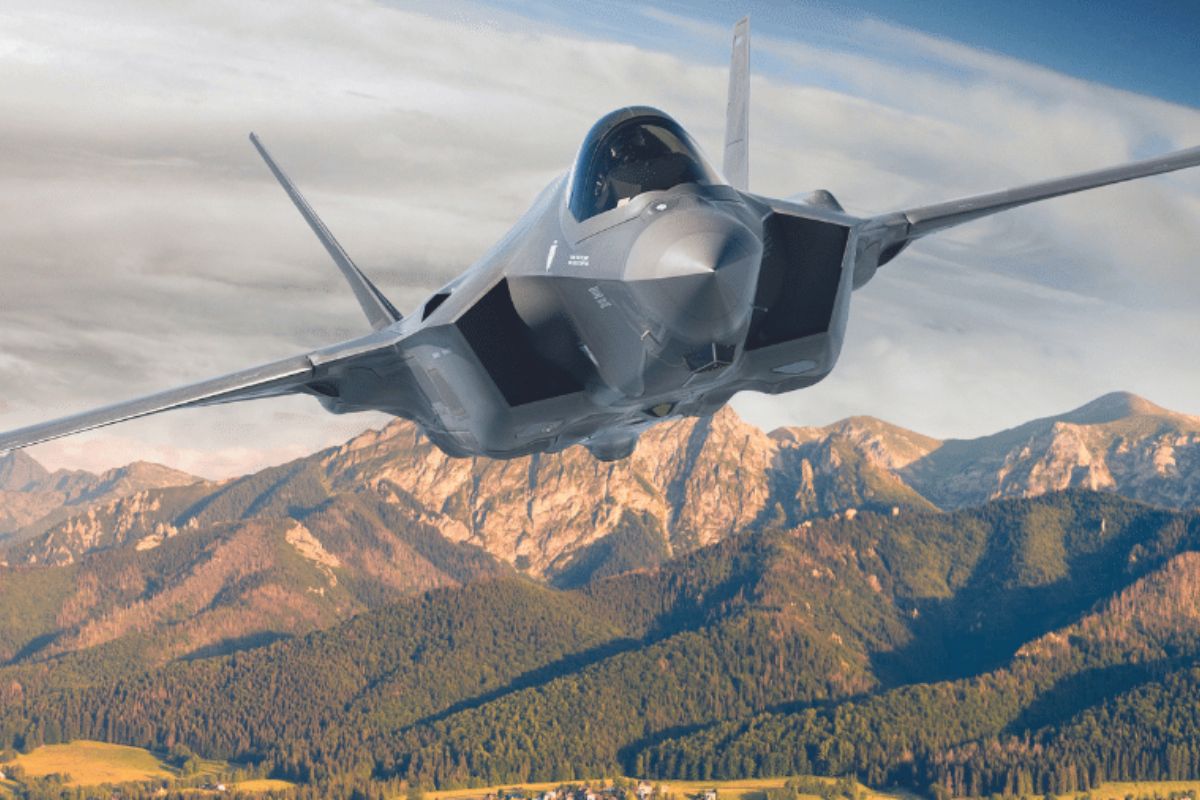 Com velocidade de 1.900 km/h e capaz de ficar invisível aos radares, o caça F-35 custa R$ 1 bilhão por unidade e seu capacete vale mais que uma Ferrari