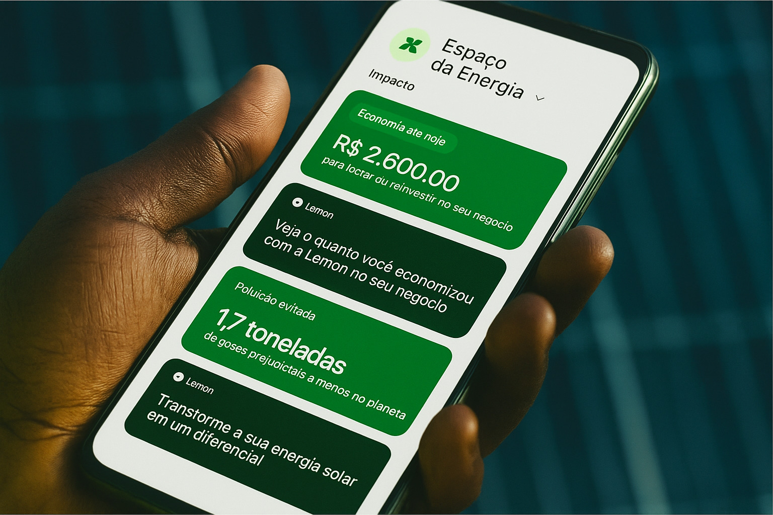Pessoa segurando um smartphone com aplicativo de monitoramento de economia e impacto ambiental da energia solar.