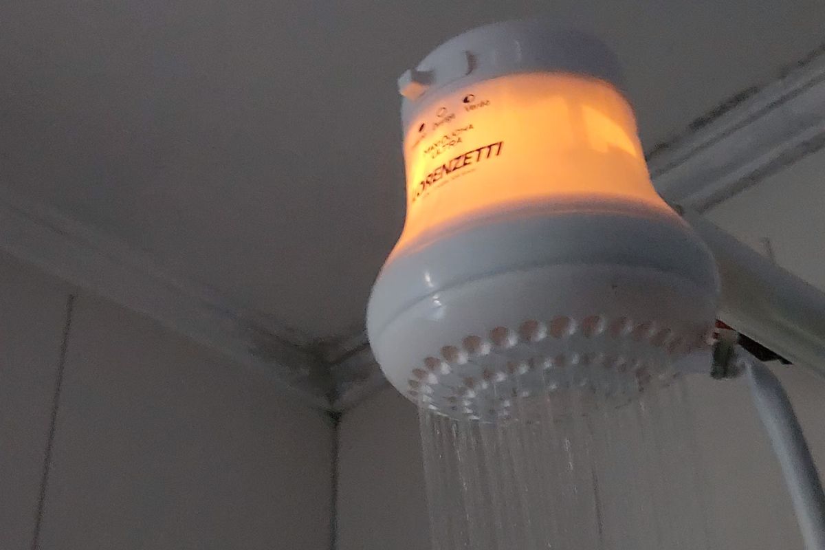 como aumentar a pressão da água do chuveiro