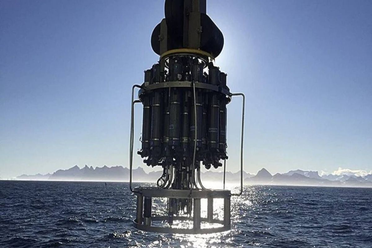 Os estudos anteriores da AMOC baseavam-se em dados da temperatura da superfície do mar. Um dispositivo de roseta CTD mede a condutividade, a temperatura e a profundidade do oceano através da recolha de amostras de água a diferentes profundidades, tornando os modelos mais precisos do que nunca. Crédito: Woods Hole Oceanographic Institution.