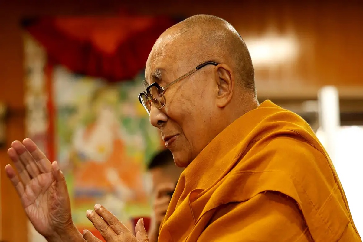 Dalai Lama em perfil durante cerimônia de bênção