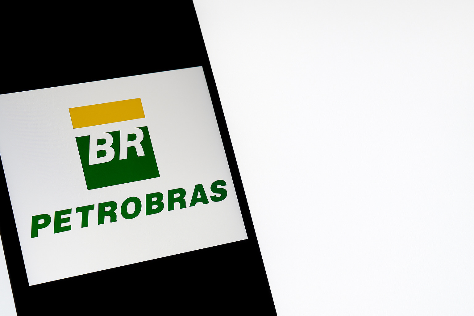 Logotipo da Petrobras exibido em uma tela com fundo minimalista cinza claro.