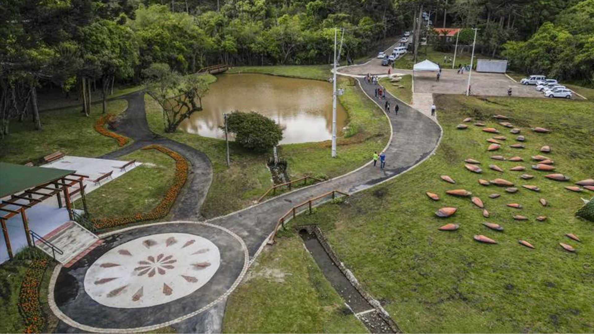 Descubra o Parque Pinhal de Santana em Curitiba, com pinhões gigantes, atrações inclusivas e cultura paranaense em meio à natureza.