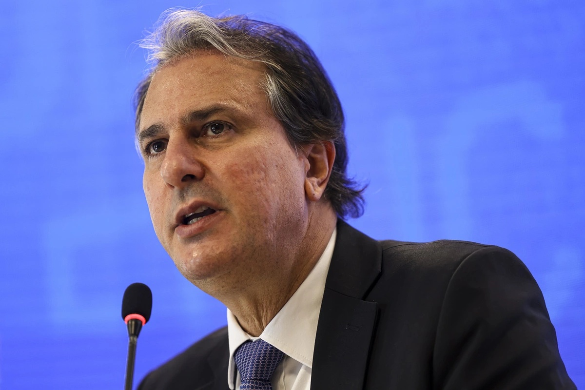 Ministro Camilo Santana discursa em coletiva de imprensa