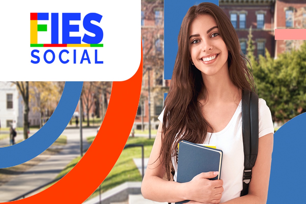 Estudante sorridente com cadernos na mão ao lado do logotipo do FIES Social