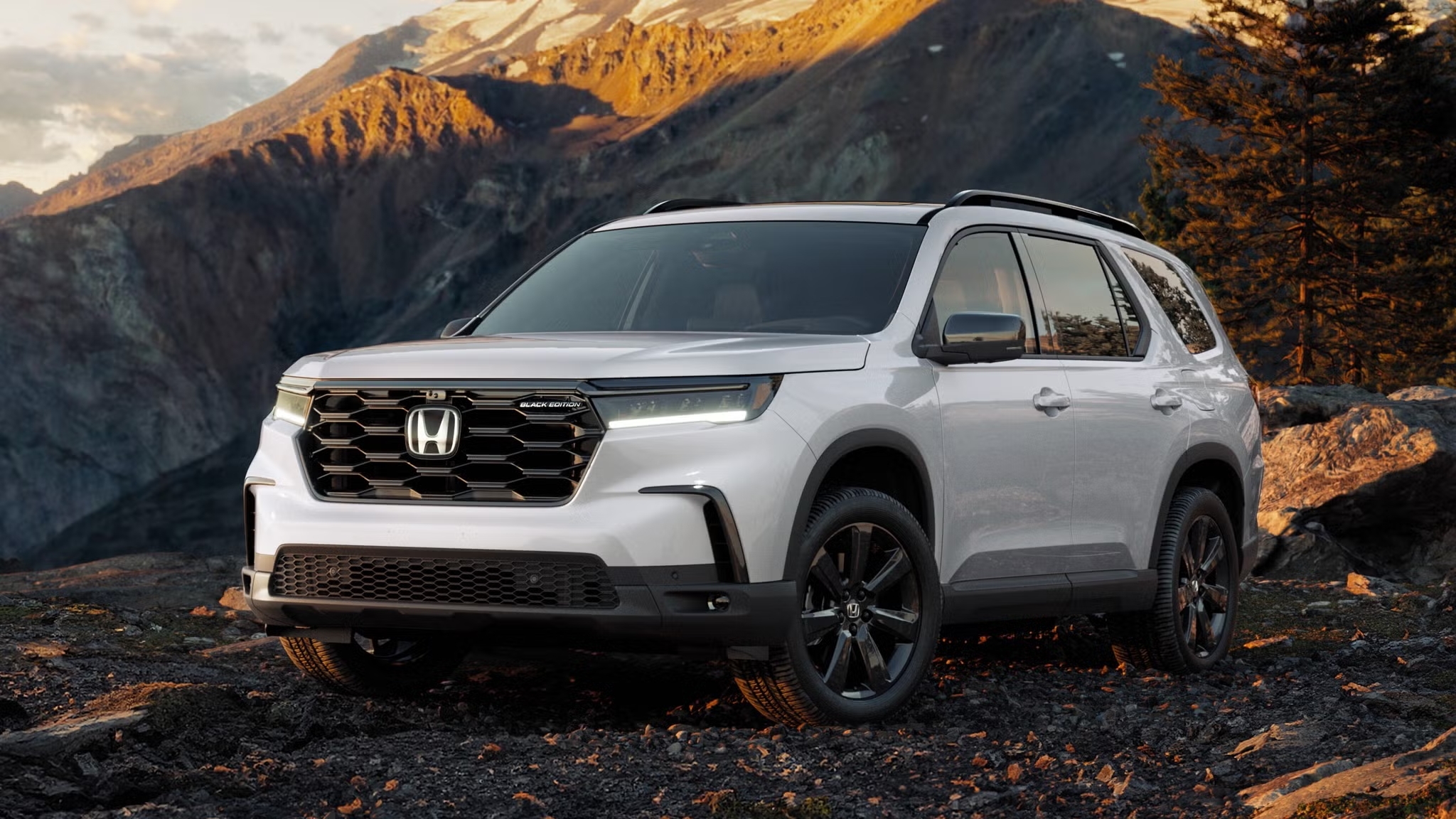 Honda Pilot 2025, com 8 lugares, motor V6 e tração inteligente, é vendido nos EUA como SUV familiar premium, mas nunca deu as caras no Brasil, apesar de oferecer o dobro de espaço de um HR-V por até US$ 42 mil