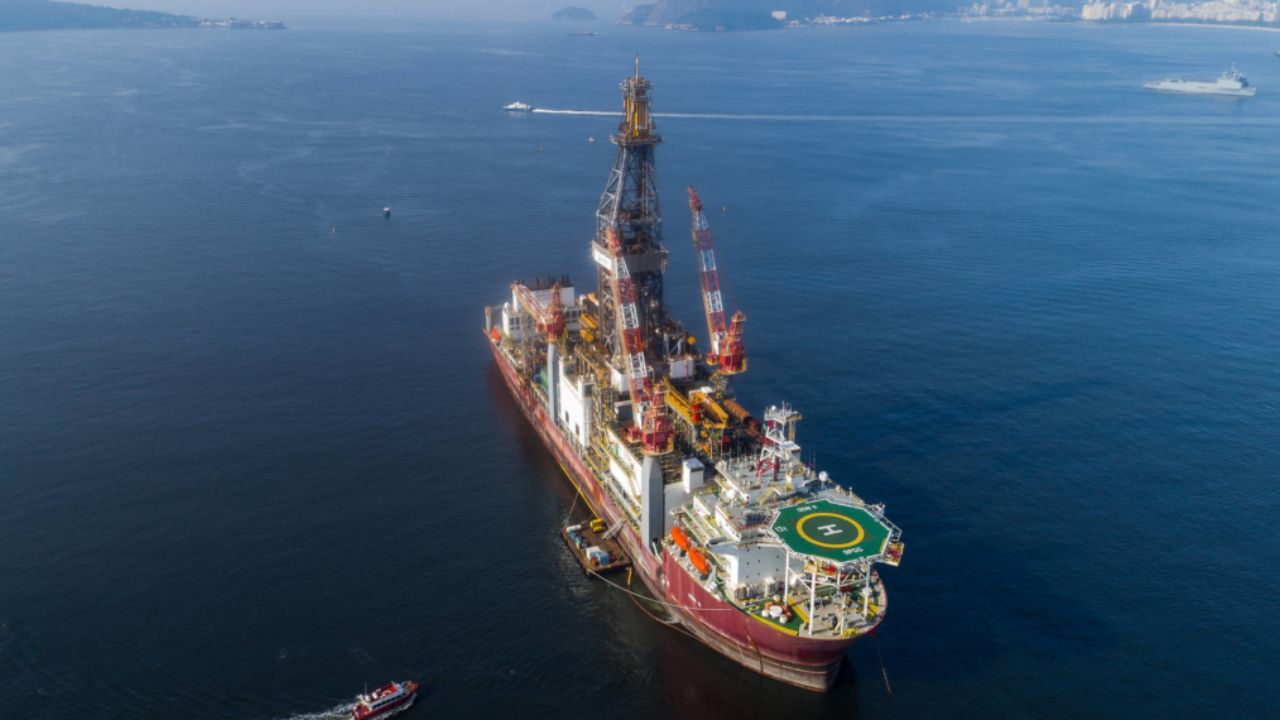 Ibama aprova embarcações da Petrobras para operação na Foz do Amazonas, mas perfuração só começa após simulação obrigatória de emergência ambiental.