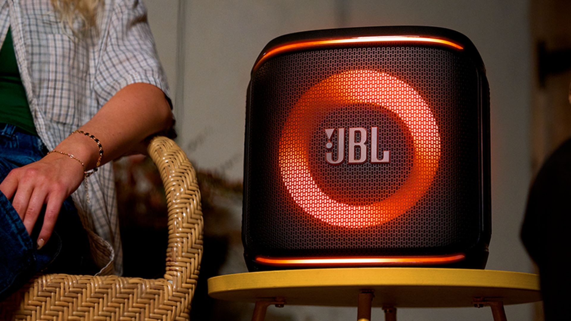 JBL lança a PartyBox Encore 2 no Brasil com som potente, bateria removível e microfones sem fio. Ideal para festas e eventos.