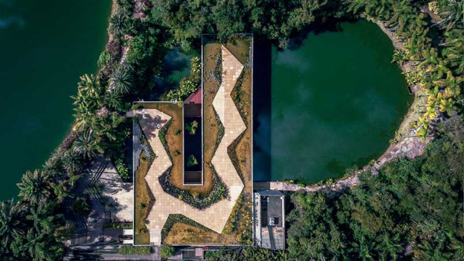 Descubra o Inhotim, maior museu-floresta do Brasil, com arte internacional, jardins raros e experiências únicas em Brumadinho. Explore!