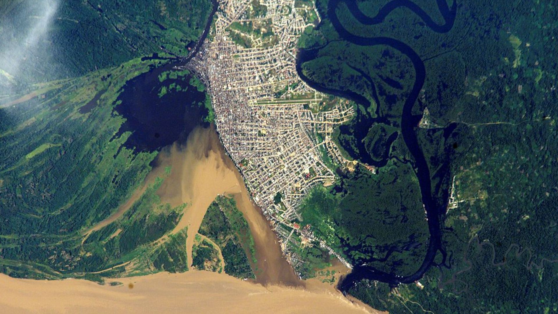Descubra Iquitos, a maior cidade do mundo sem conexão terrestre, localizada na Amazônia peruana, acessível apenas por avião ou barco.