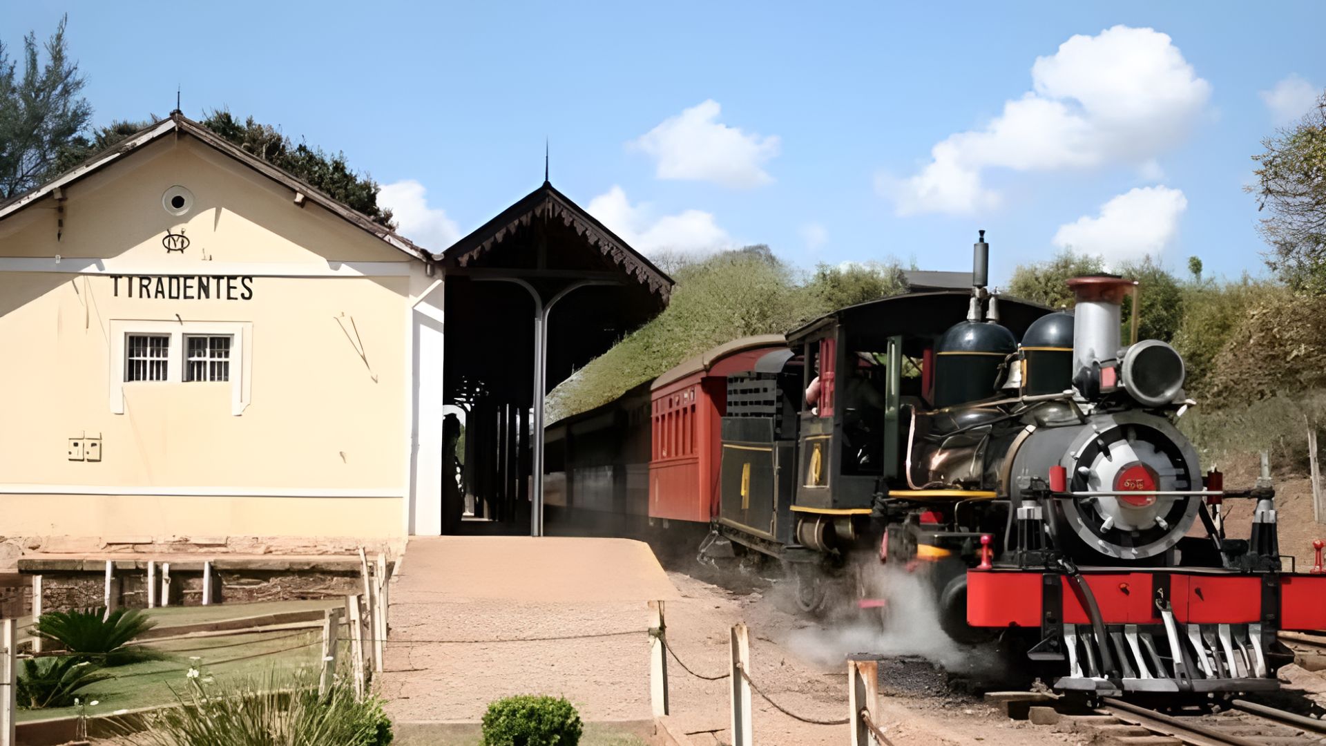 Viaje na Maria Fumaça entre São João del Rei e Tiradentes. Descubra horários, ingressos, museus e atrações especiais nas férias de julho.