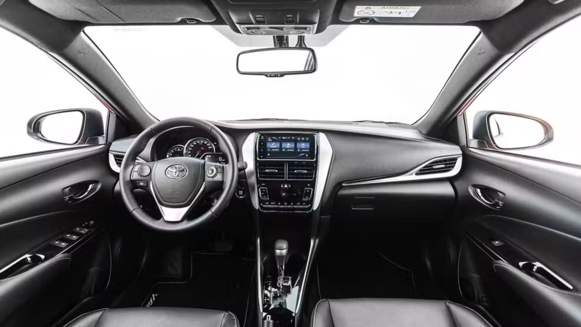 Toyota Yaris 1.5 CVT segue valorizado entre seminovos, mesmo após sair de linha. Descubra por que o compacto japonês ainda é tão procurado.