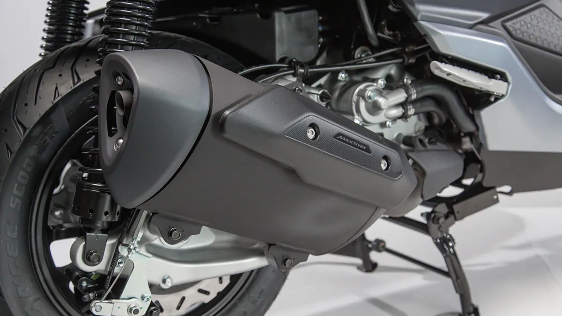 Nova Dafra Maxsym 400 GT 2026 alia autonomia de 360 km, ABS, controle de tração e motor 400 cc por menos de R$ 40 mil. Confira detalhes.