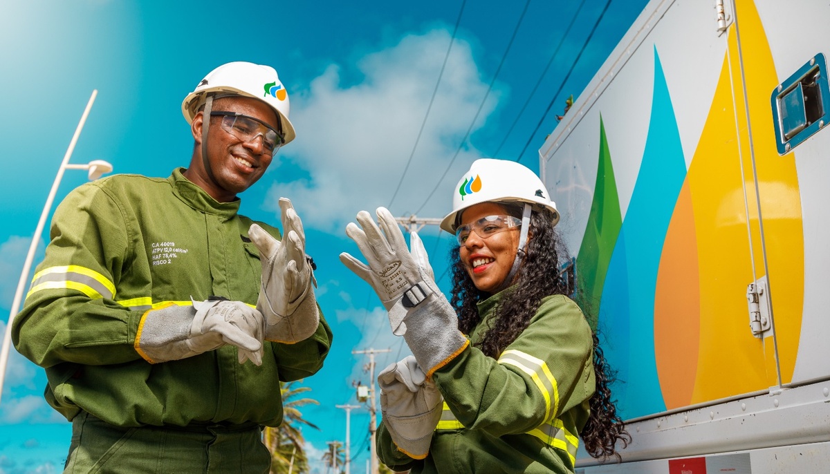Eletricistas da Neoenergia com equipamentos de segurança atuando em obras de expansão elétrica no Nordeste