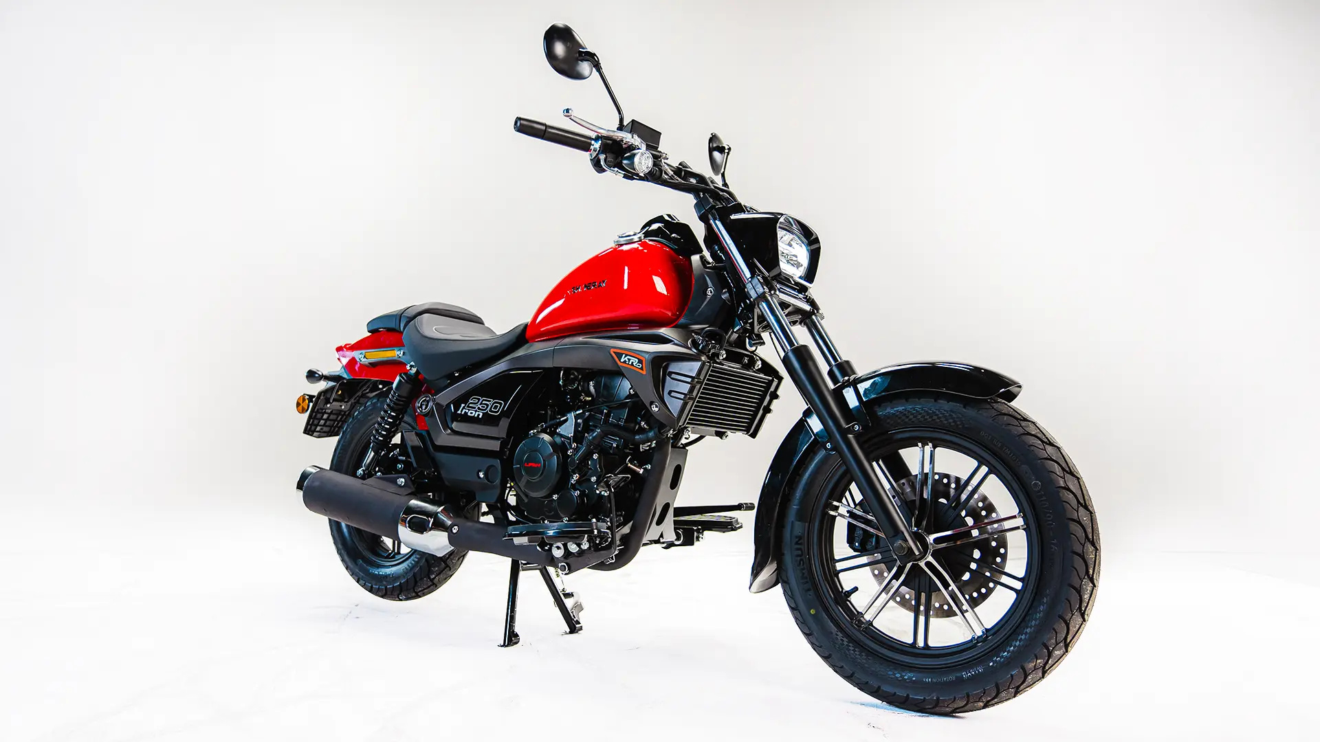 Saiba mais sobre Shineray Iron! Moto de 250cc e 27,67 cv, painel digital e analógico e freios a disco com sistema ABS. Adrenalina e estilo.