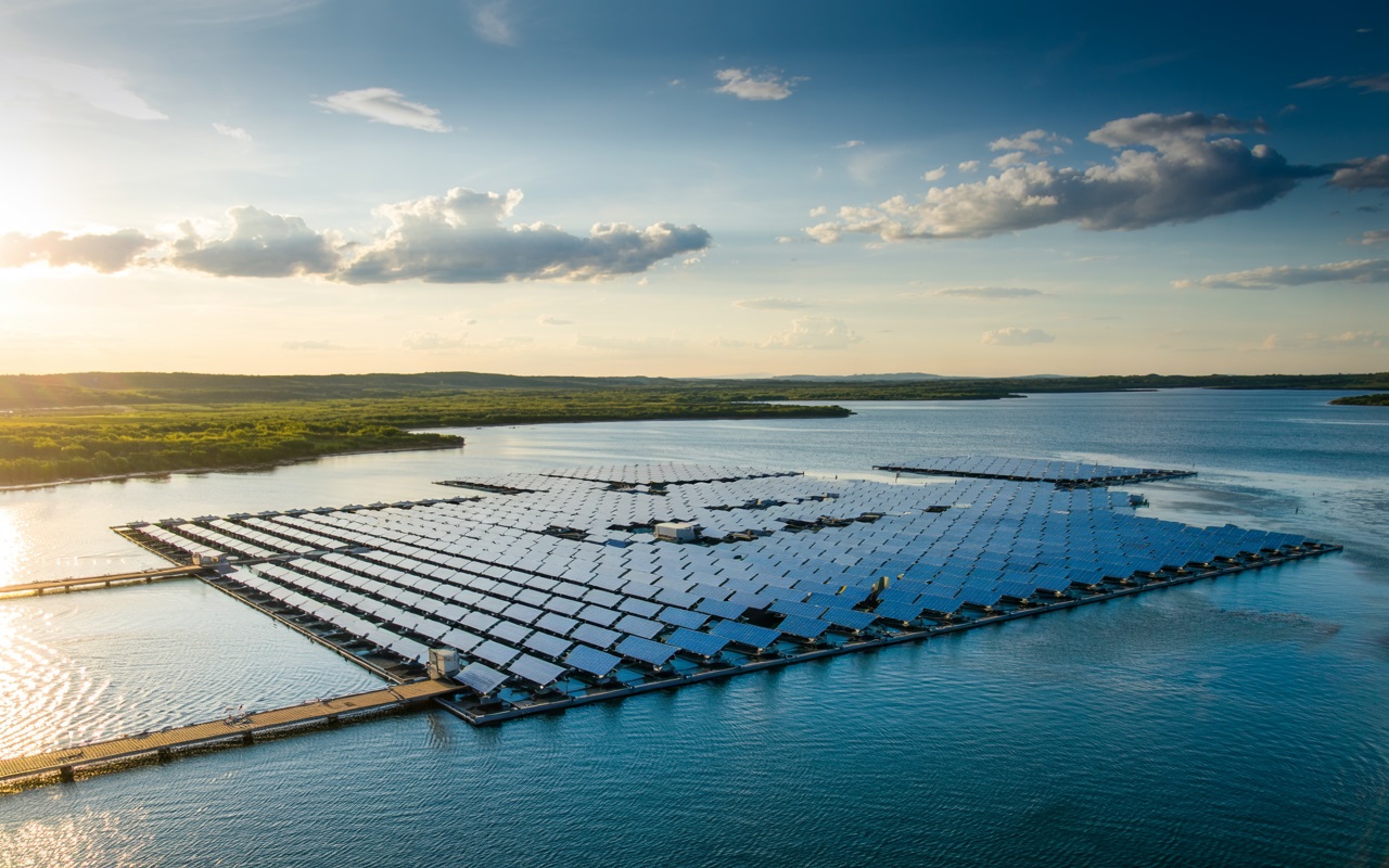 Itaipu Binacional instala sua primeira usina solar flutuante com 2 mil painéis e 1 MWp de potência para abastecer até 650 casas com energia limpa