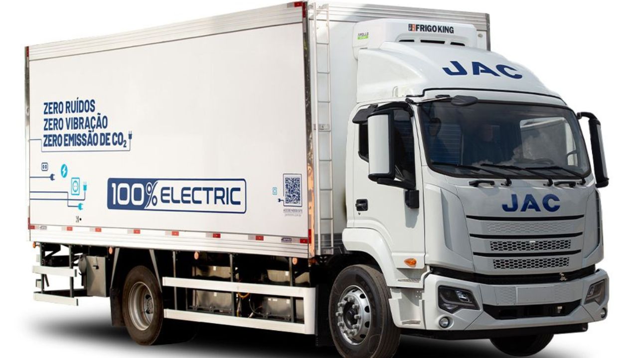 JAC lança no Brasil o primeiro caminhão 100% elétrico com custo por km rodado 5 vezes menor que o diesel