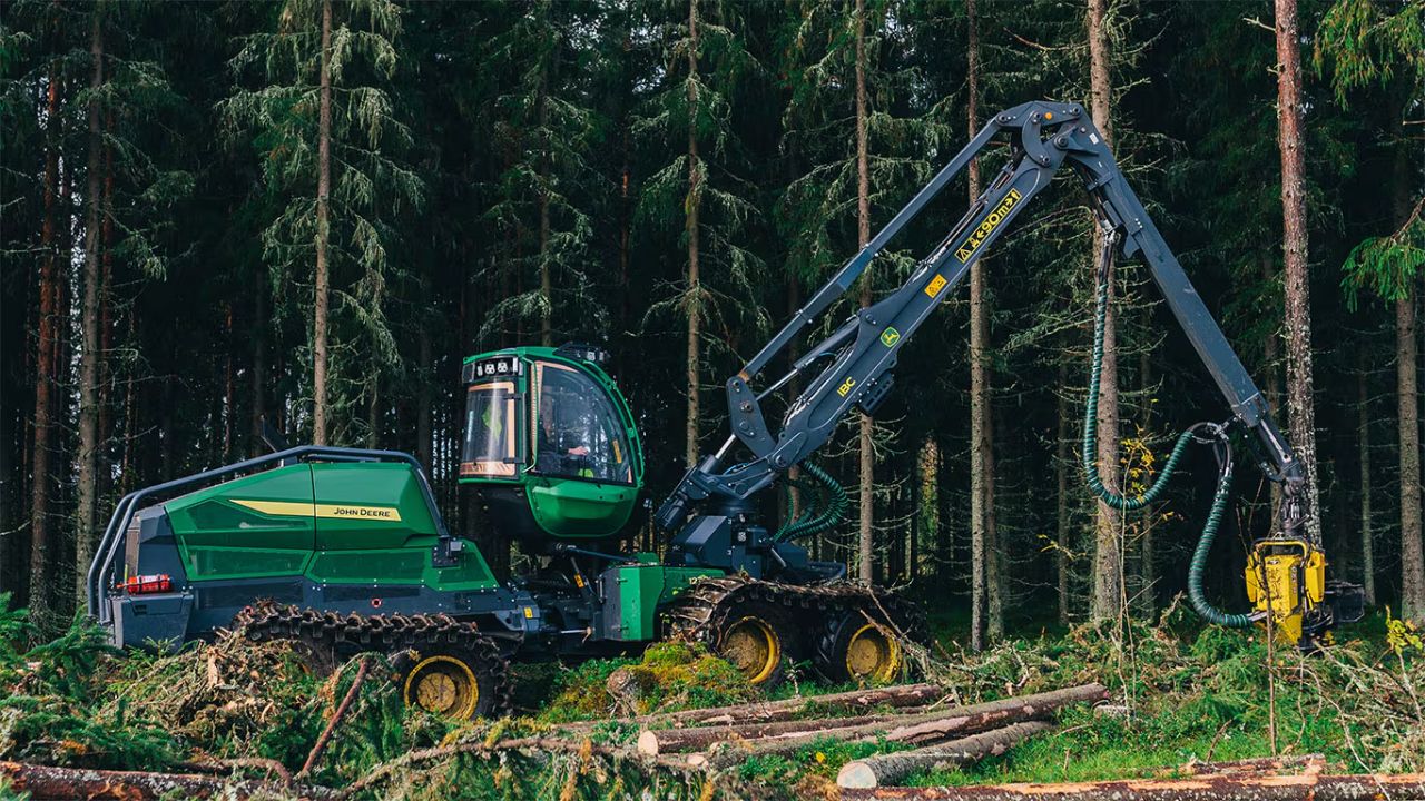 A John Deere apresenta a nova Série H de máquinas florestais com maior eficiência, menor consumo de combustível e avanços em automação e ergonomia. Saiba o que mudou.
