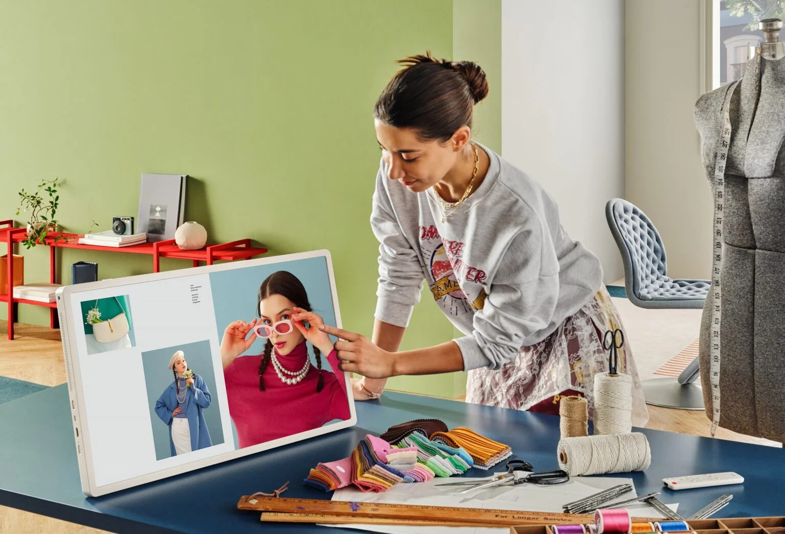 TV portátil repaginada: LG StanbyME 2 oferece display melhor, bateria e base giratória em novo design premium