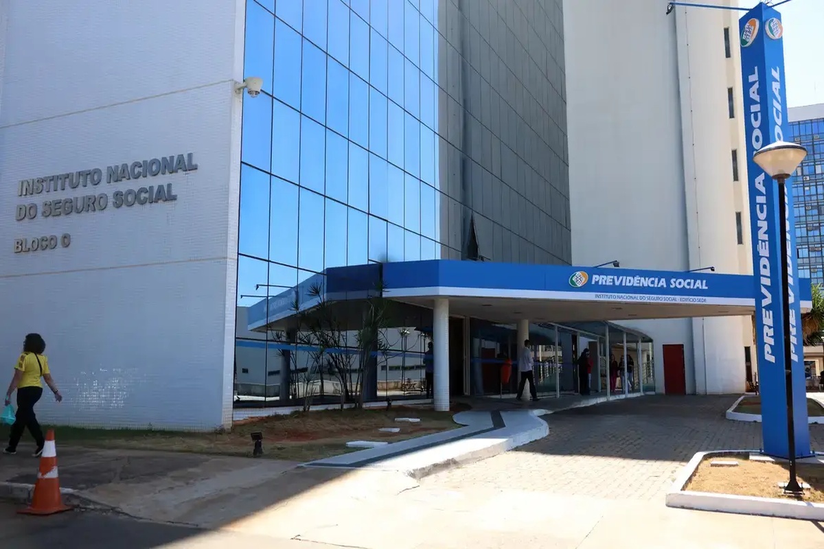 Fachada do prédio do Instituto Nacional do Seguro Social com entrada principal