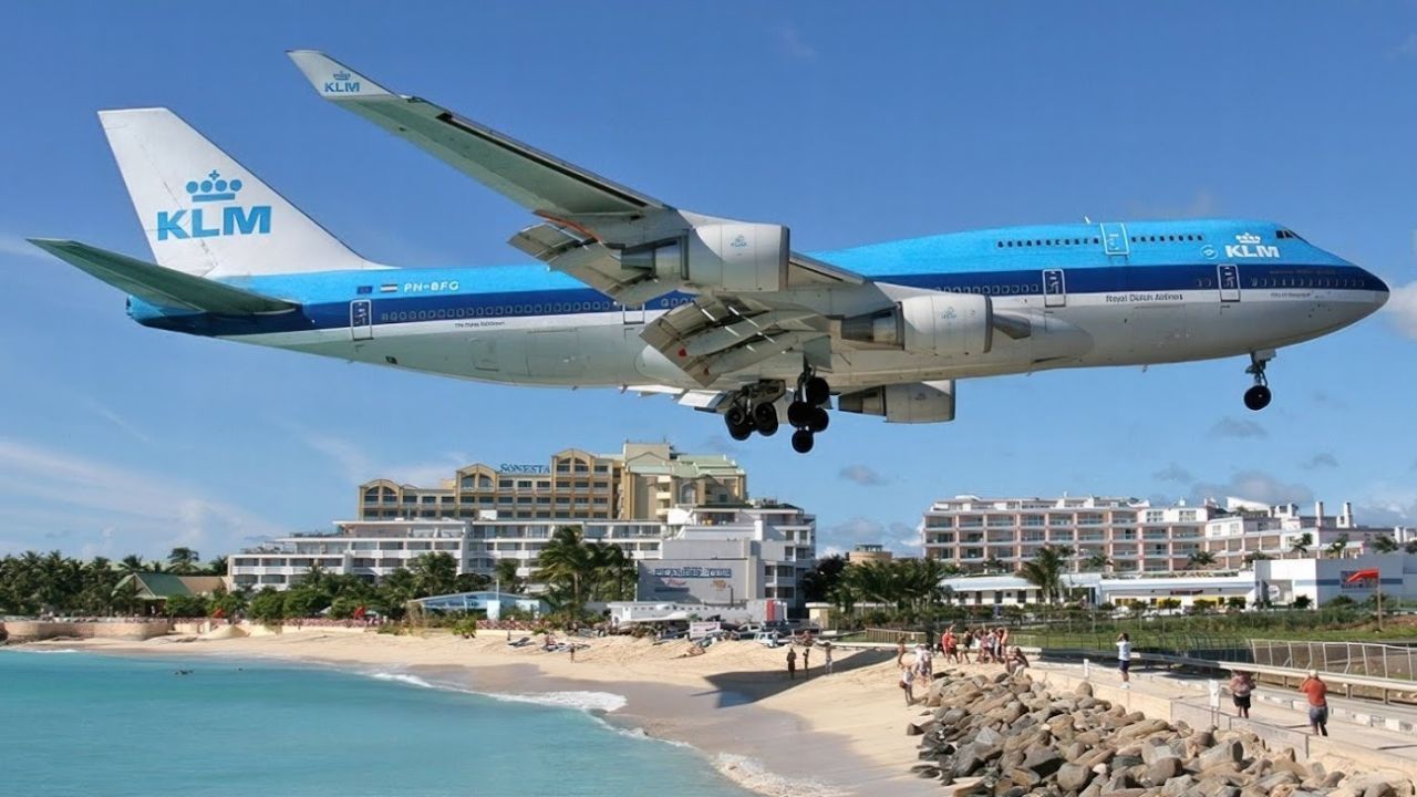 Descubra Maho Beach, no Caribe, onde aviões sobrevoam a areia a apenas 20 metros de altura, bem em frente ao Aeroporto Princesa Juliana. Uma experiência única para turistas e fãs de aviação.