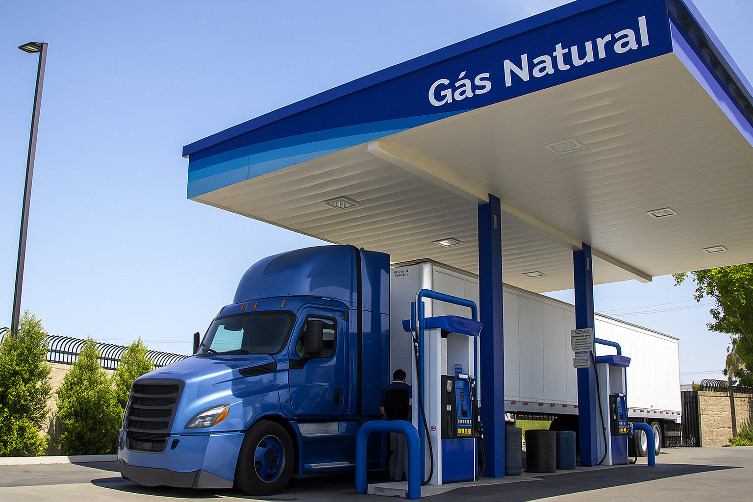 Fachada de posto de combustível com letreiro "Gás Natural" ao amanhecer.
