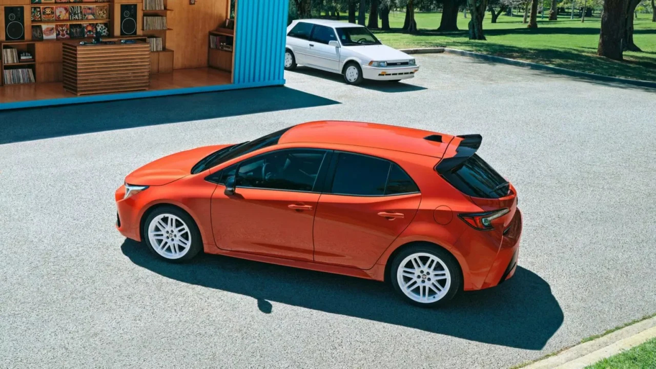 Novo Corolla Hatchback FX Edition 2026 impressiona com visual retrô-esportivo, rodas brancas de 18” e bancos em suede para relembrar o clássico FX16