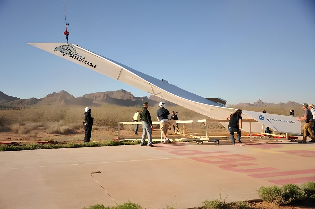 O maior avião de papel do mundo que voou a mais de 150 metros de distância e pesava 363 kg