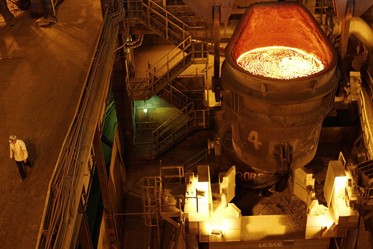 A Guerra dos Gigantes de Aço: Quem Tem o Maior Forno de Siderurgia do Brasil?