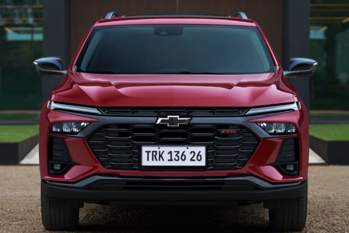 O novo Chevrolet Tracker 2026 tem faróis divididos, interior mais sofisticado e revela a aposta da GM para continuar na liderança do segmento