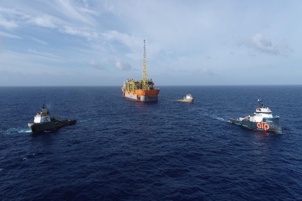 Plataforma FPSO sendo posicionada no mar com apoio de rebocadores