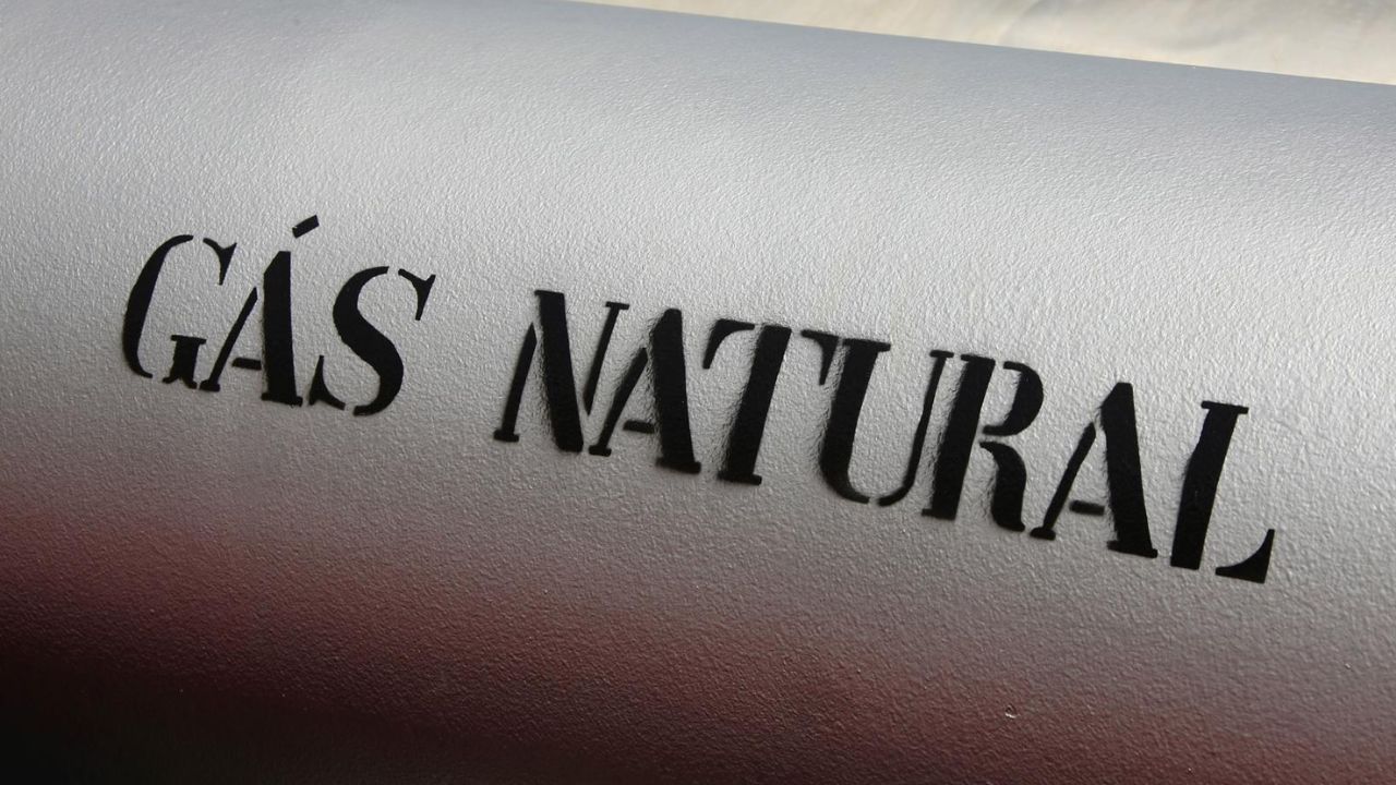 Petrobras anuncia queda de 14% no preço do gás natural para distribuidoras a partir de agosto. Redução reflete queda do Brent e valorização do real.