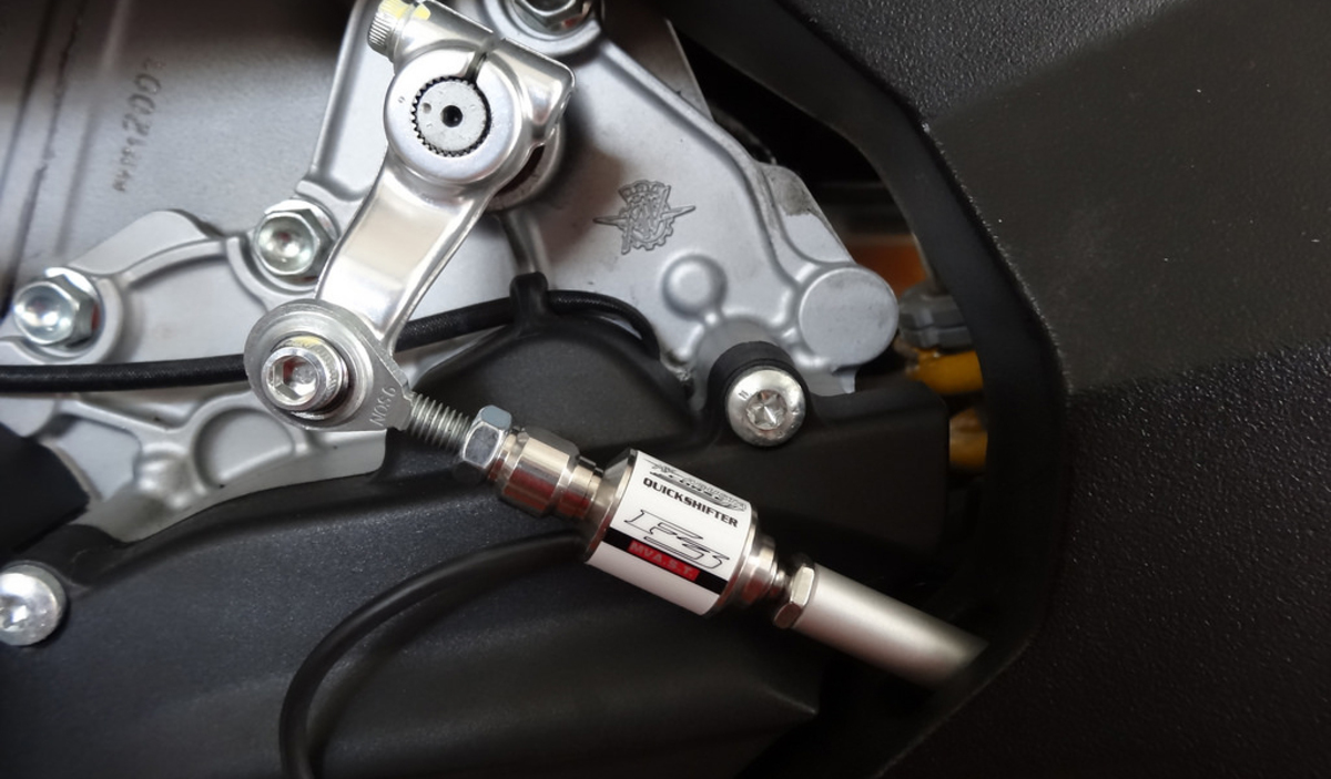 Entenda sobre moto com quick shifter no motor, uma tecnologia que tem revolucionado a experiência de pilotagem.