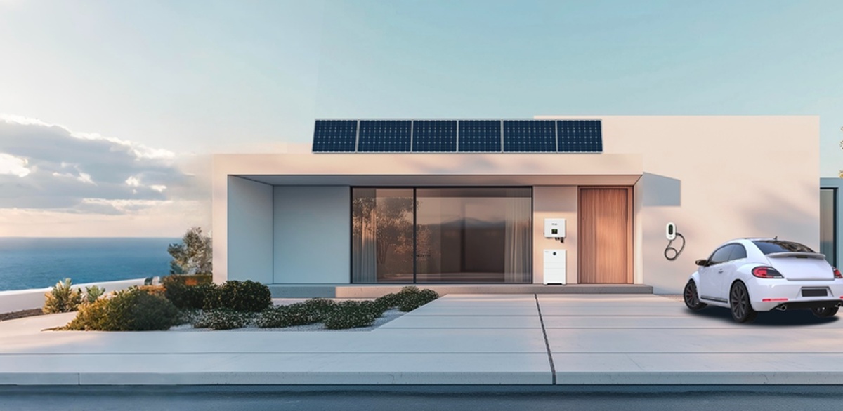 Casa moderna com painéis solares no telhado e carro elétrico conectado à estação de recarga.