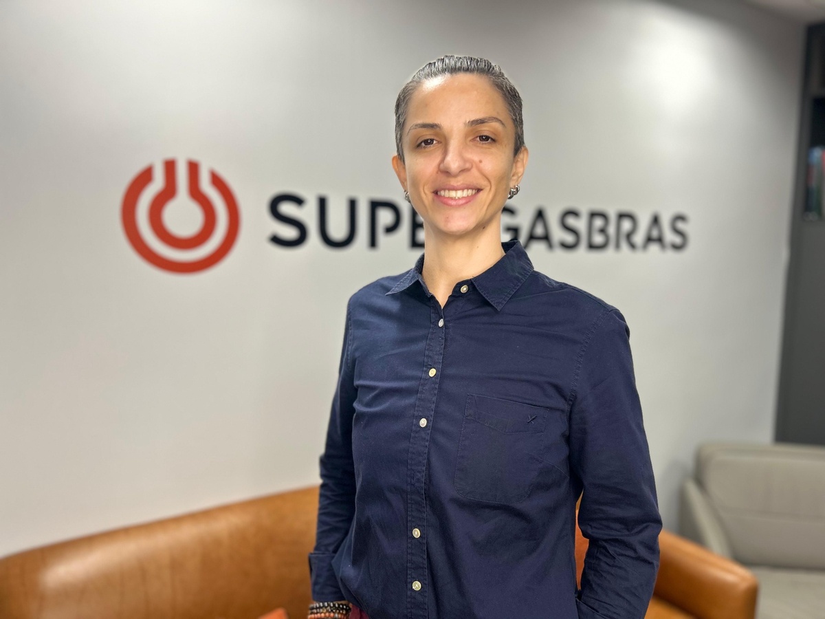 Retrato profissional de Elaine Soares, representante da Supergasbras, em ambiente corporativo.