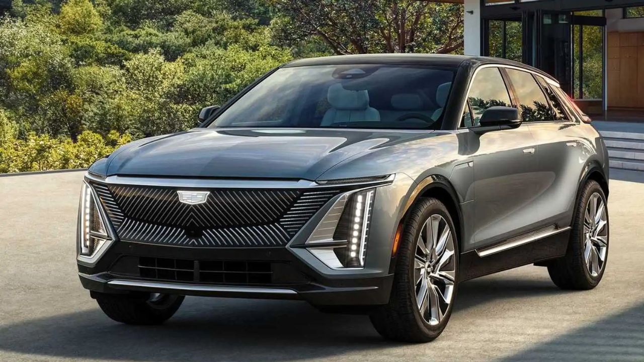 Cadillac volta ao Brasil em 2025 com modelos elétricos, revivendo o luxo e a tradição dos clássicos dos anos 50 e 60