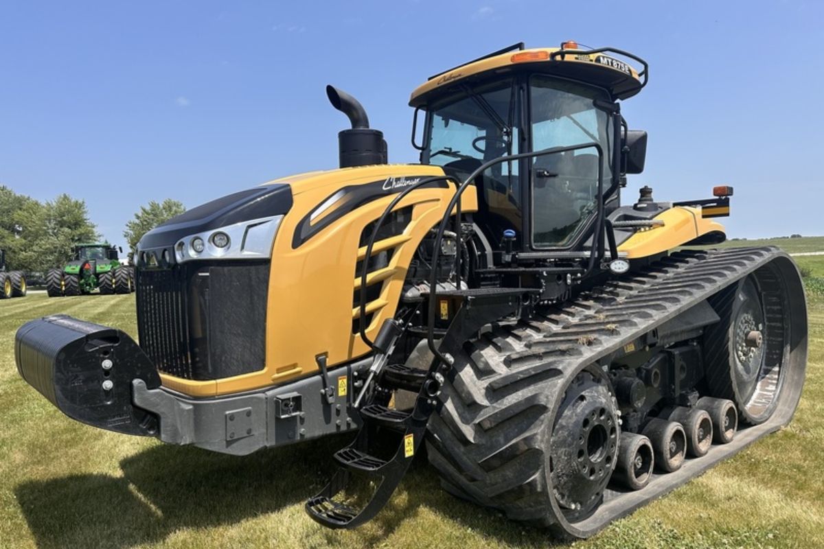 Com motor de 637 cv e esteiras de 91 cm, MT875E domina lavouras alagadas sem compactar