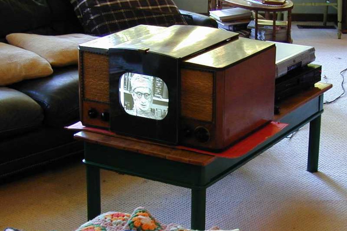 Quanto Custaria Hoje a Primeira Televisão Vendida no Brasil?