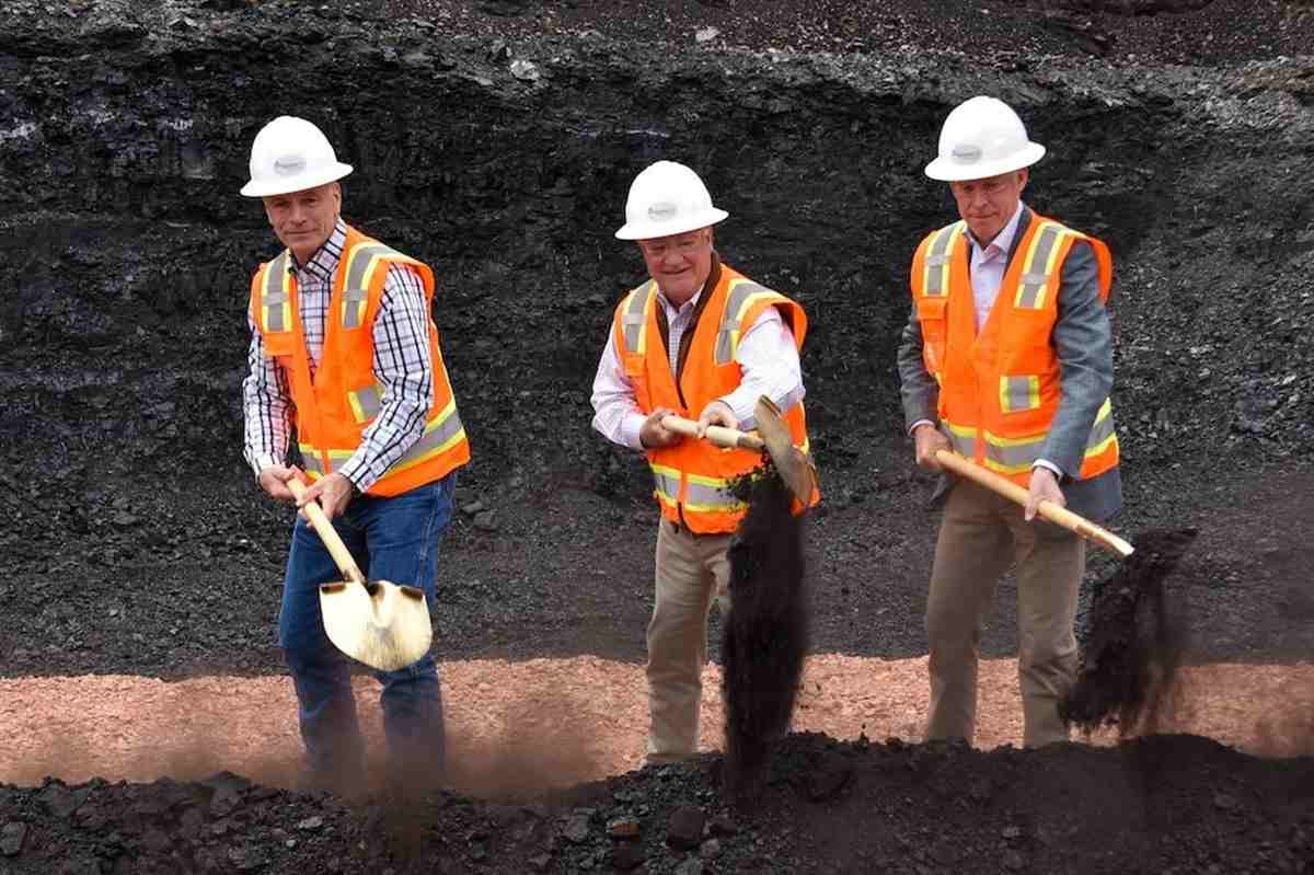 Ex-banqueiro compra mina por US$ 2 milhões e encontra elementos de terras raras avaliados em até US$ 37 bilhões, com impacto estratégico para os EUA. O governador do Wyoming, Mark Gordon, o CEO da Ramaco Resources, Randall Atkins, e o secretário de Energia, Chris Wright, escavando na cerimônia de inauguração da Mina Brook em 11 de julho de 2025.