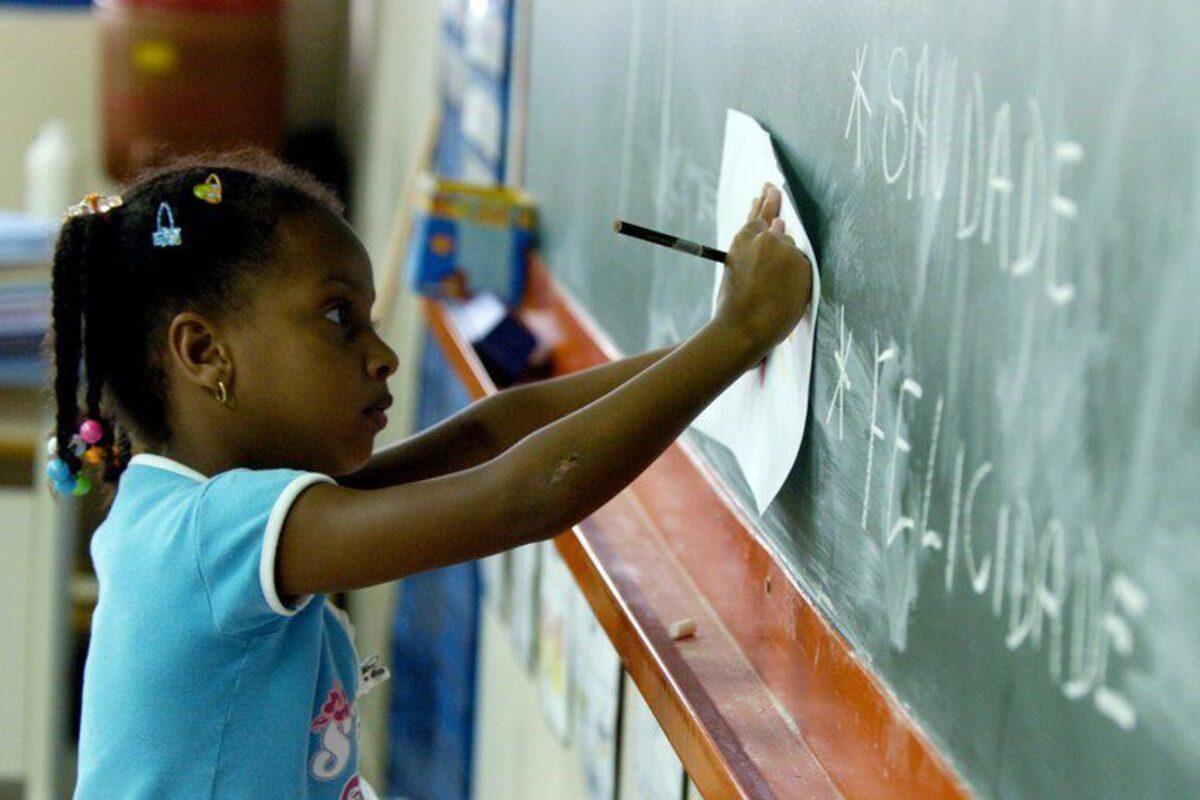 Veja o atualizado panorama da educação brasileira, trazendo luz sobre a realidade da alfabetização em cada canto do país.