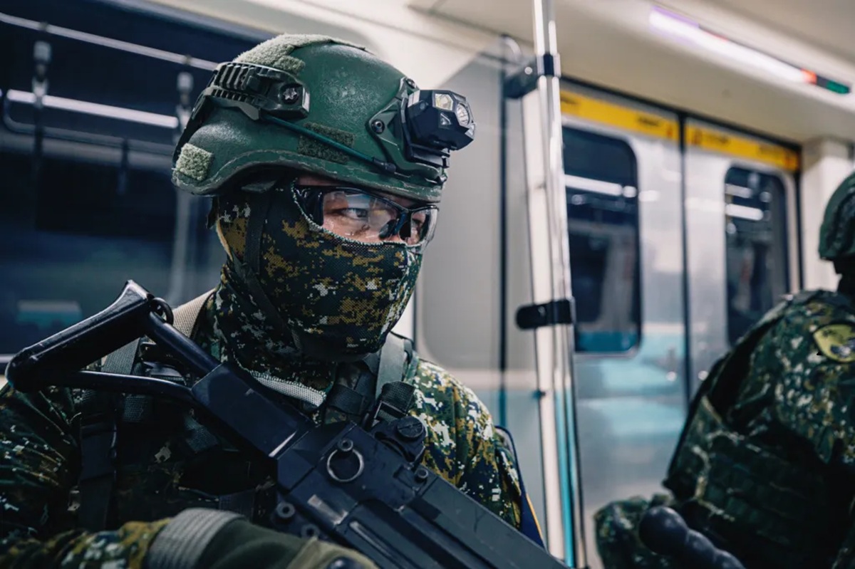 Um membro das Forças Armadas de Taiwan no Metrô de Taipei durante o Exercício Han Kuang deste ano. Agência de Notícias Militares/Ministério da Defesa Nacional de Taiwan