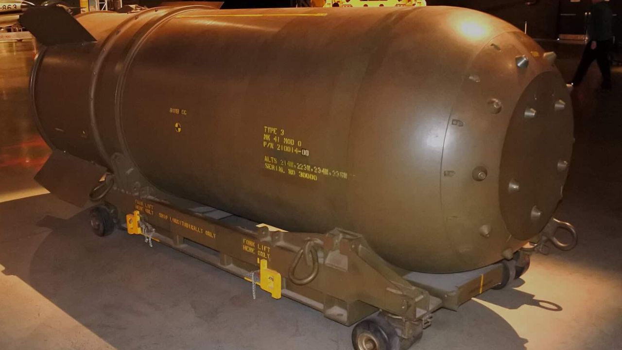 Descubra quais são as 5 bombas mais poderosas já criadas pela humanidade, com destaque para EUA e União Soviética, e seu impacto devastador!