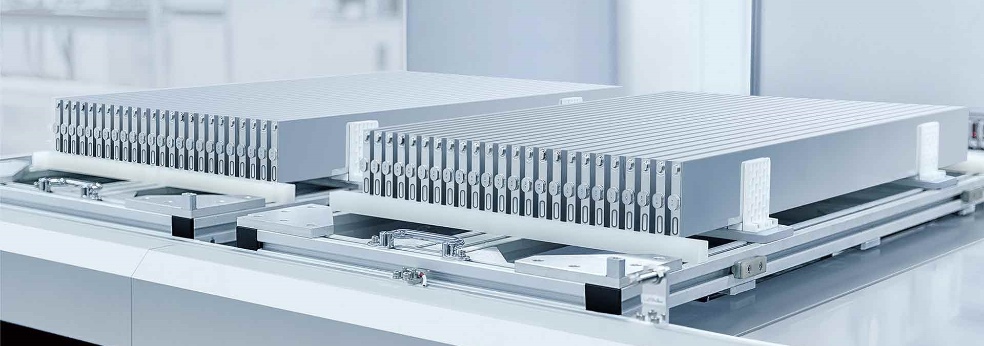 A Blade Battery, criada pela BYD, é uma bateria de lítio-ferro-fosfato (LFP) que destaca segurança, resistência e estabilidade térmica.