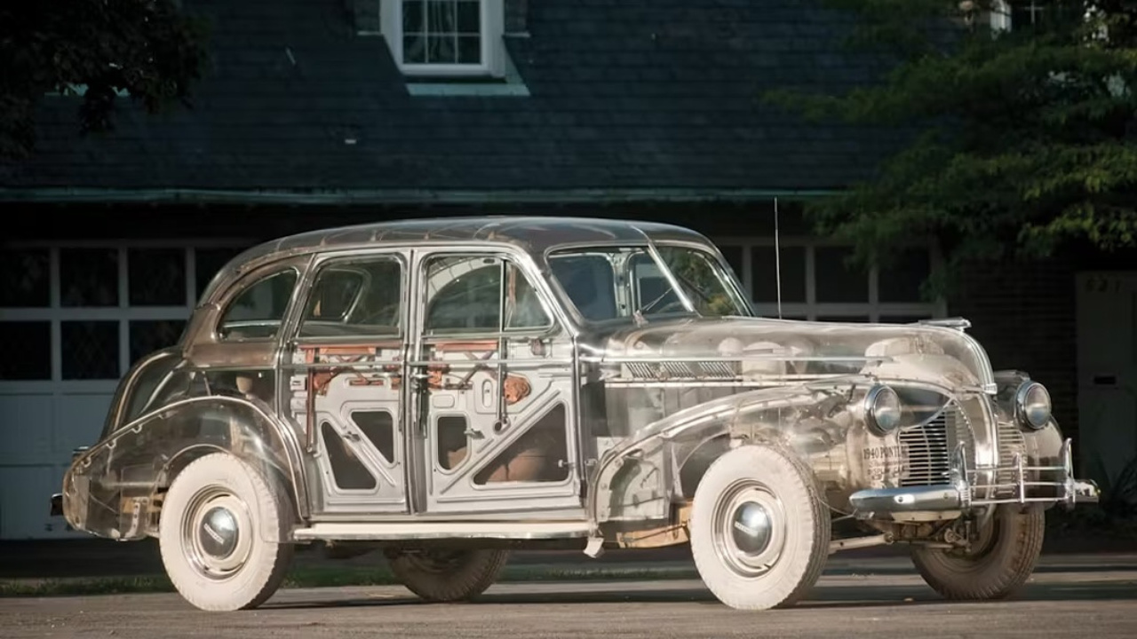 Conheça a história do Pontiac Ghost Car, o icônico carro transparente da GM apresentado em 1939, que se tornou uma raridade histórica e foi leiloado por R$ 1,6 milhão. Fonte: RM Auctions